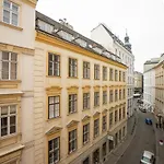 Central Living - Stephansdom Apartments